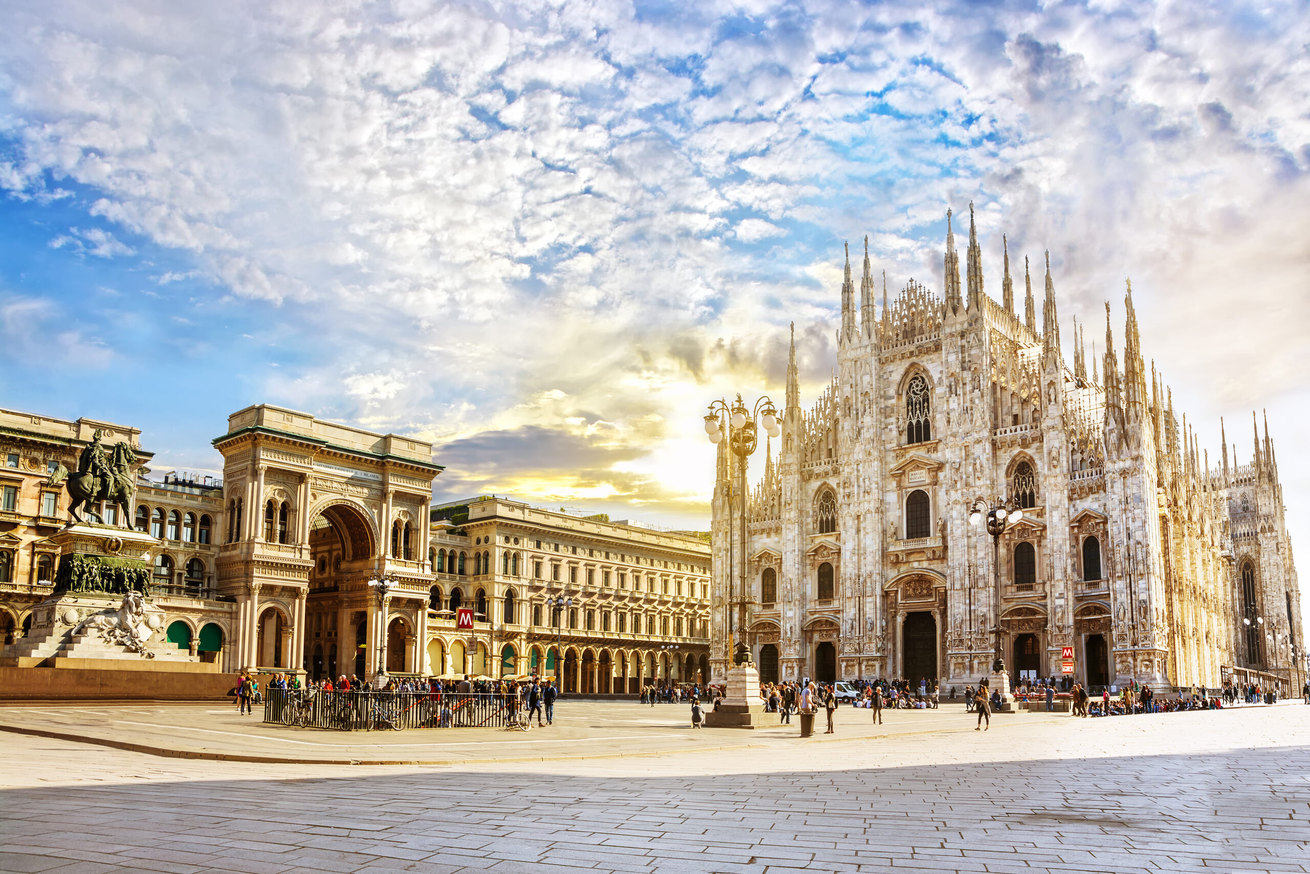 Cathedral,Duomo,Di,Milano,And,Vittorio,Emanuele,Gallery,In,Square